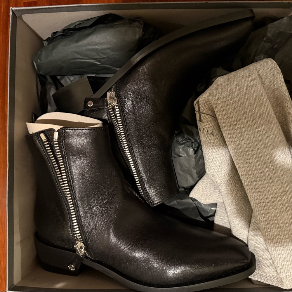 New in box Aquatalia leather boots, Felice style, size 6.5 - Picture 3 of 4